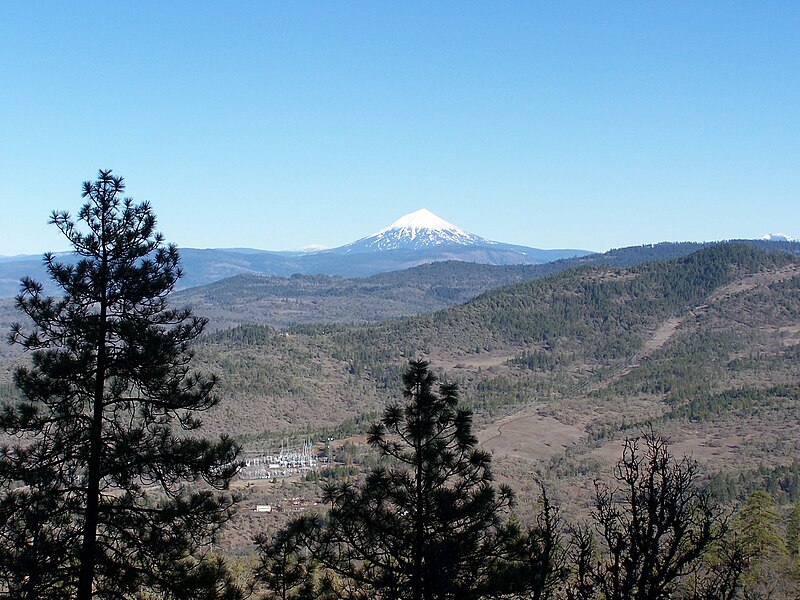 File:Mt McLoughlin from Roxy.JPG