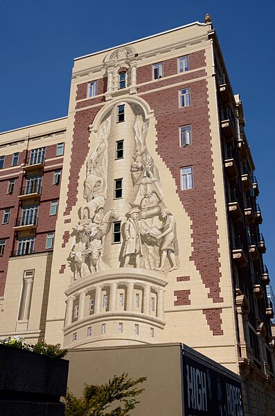 File:Mural on south side of Sovereign Hotel in Portland (2017).jpg