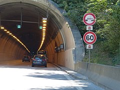 60 km/h avec panonceau M4k à l'entrée du tunnel des Monts, Chambéry, Savoie.