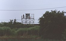 파일:Narita-Airport-Security-Police_watching-anti-Aircraft-protesters_1982.jpg