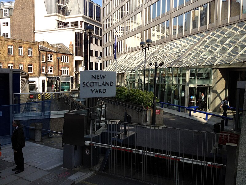 File:New Scotland Yard Entrance in London.JPG