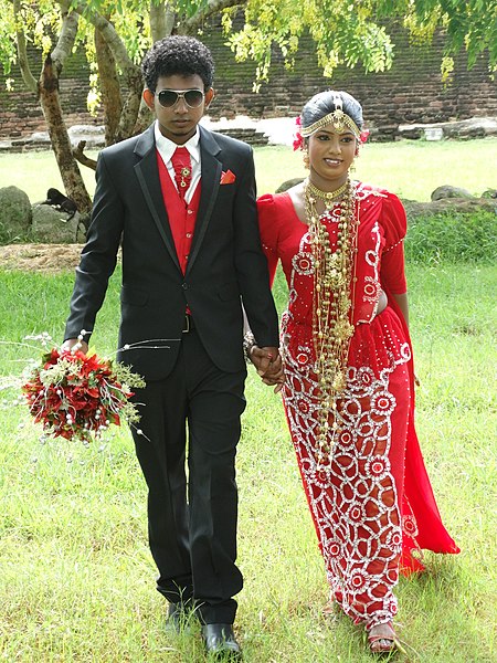 File:Newlyweds at Jetavanarama Dagoba - Anuradhapura - Sri Lanka - 02 (13964701389).jpg