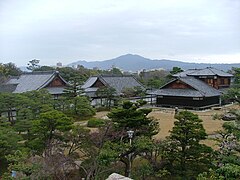 Vue générale de Nijō-jō, palais Ninomaru à gauche et palais Honmaru à droite.