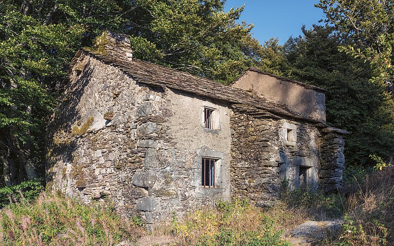 File:Old house in Prémian.jpg