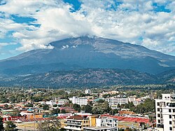 Blick über Levolosi mit dem Mt. Meru im Hintergrund