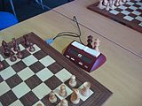 Échiquier électronique DGT qui détecte automatiquement les mouvements et s'interface avec la pendule d'échecs et les ordinateurs.