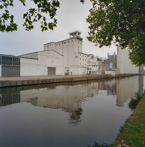 File:Overzicht betonnen silo, gezien vanaf de Zuidkade - Veghel - 20331811 - RCE.jpg