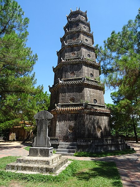 Tập_tin:Pagoda_of_the_Celestial_Lady_02.jpg
