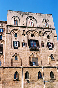 Ancien bâtiment en pierre de quatre étages