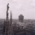 La torre en construcción, como se ve a través de las agujas de la Catedral de Milán