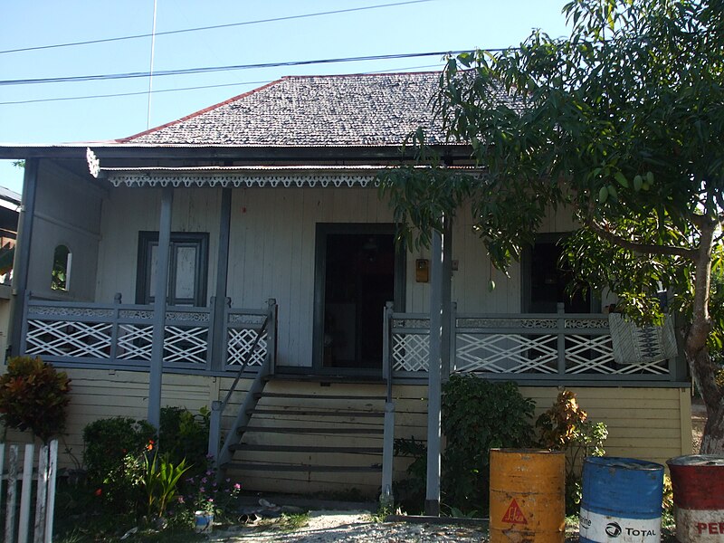 File:Pemandangan Depan Rumah Joglo Gudang Marabahan.jpg