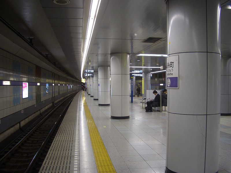 File:Platform at Kinshichō Station(Hanzōmon Line).JPG