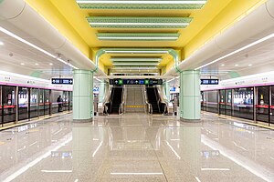 Platform of L19 Jishuitan Station (20211231184642).jpg