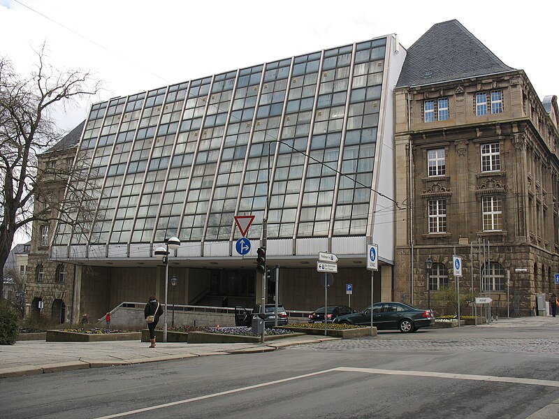 File:Plauen Neues Rathaus Glasfassade frontal.jpg