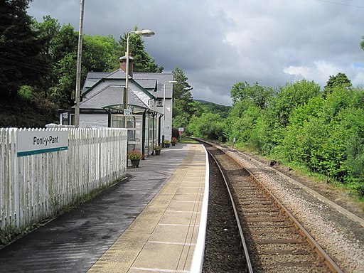 Pont-y-Pant railway station (geograph 3309535)