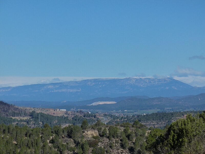 File:Port del Comte des del camí de Vallhonesta - P1050647.jpg