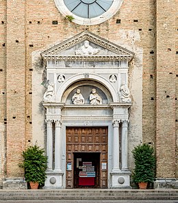 Portail avec la cathédrale de l'Annonciation de Salò.jpg