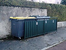 Fotografía en color de dos contenedores para clasificar los residuos domésticos.