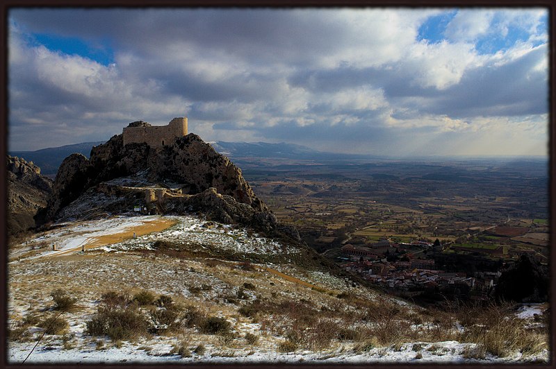 File:Poza castillo y pueblo.jpg