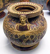 Vase à cosmétiques (fard ou poudre) décorée de figures féminines environnées de sphinx et d'animaux. Pyxide. CM, v. 600-575. British