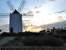 Moulin à vent rénové, à la pointe du Moulin