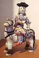 Đồ sứ xuất khẩu của Trung Quốc thời Thanh với tượng người châu Âu cưỡi ngựa, famille rose, nửa đầu thế kỷ 18.