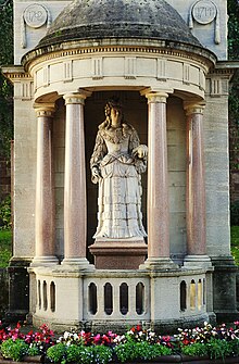 Queen Anne Statue in the Evening Light (geograph 4673067).jpg