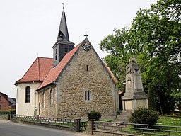 Evangelisch-lutherische Kirche und Kriegerdenkmal in Rötgesbüttel