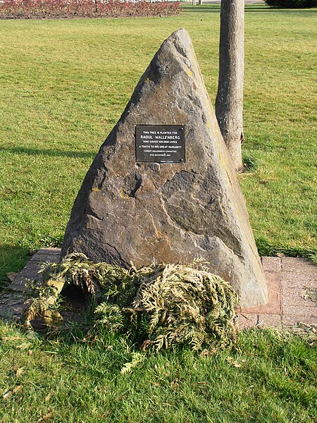 File:Raoul Wallenberg memorial stone.JPG