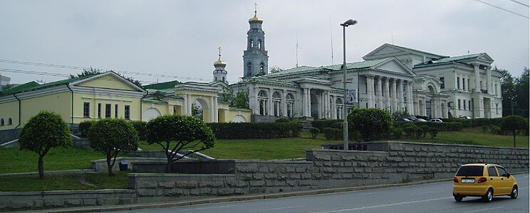 Het Landhuis Rastorgoejev-Charitonov op de Vosnesenskiheuvel (hemelvaartsheuvel) tegenover de Kathedraal op het bloed is een typisch classicistisch gebouw