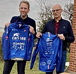 Teammanager Henrik Egholm (t.v.) og tøjdistributør Per Bausager med holdjersey i 2021.