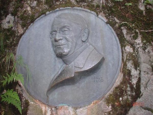 Memorial plaque at Kamikōchi to Reverend Walter Weston, called the "Father of the Japanese Alps"