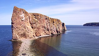Le rocher Percé et l'île Bonaventure, au loin. Au premier plan, le tombolo.