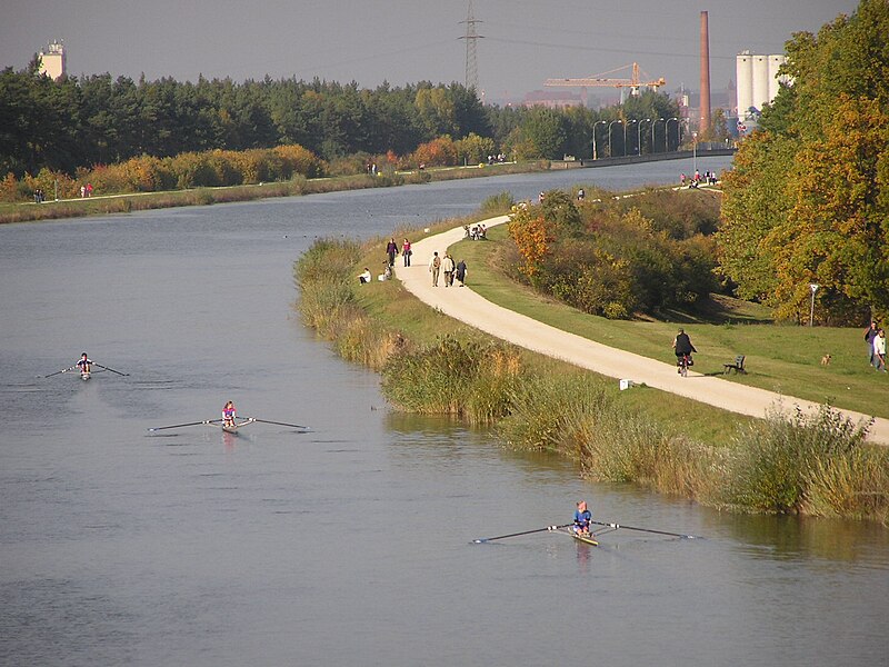 File:Ruderer, Main-Donau-Kanal bei Nbg.JPG