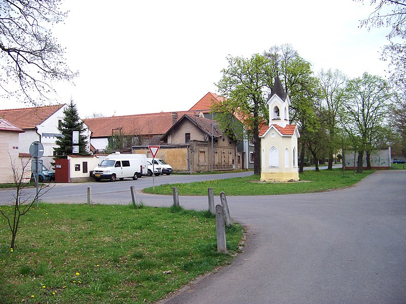 File:Rudná-Dušníky, Havlíčkovo náměstí, zvonička (04).jpg