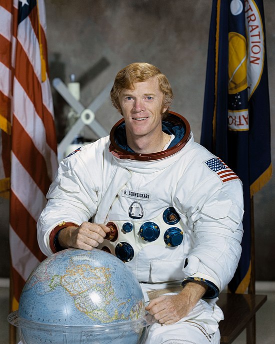 Астронавт 9 букв. Рассел Швайкарт. Рассел Льюис. Аполлон 9. Рассел Швейкарт фото.