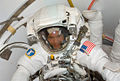 Дъглас Уилок се подготвя за първото си излизане в открития космос. Зад него с главата надолу е Скот Паразински.