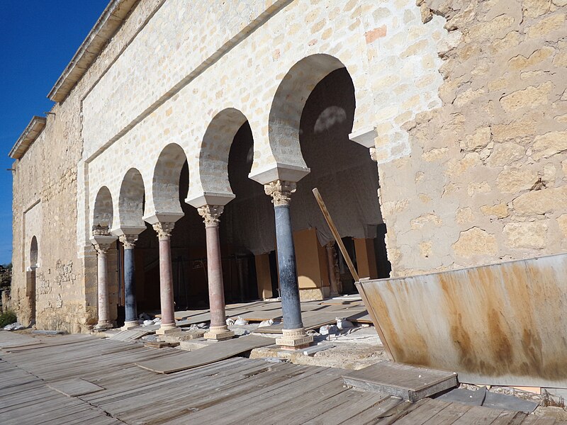 File:Salón de Abderramán III (Medina Azahara) 1.JPG