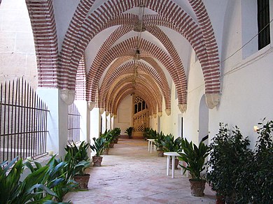 Gothic-mudejar cloister of the Monastery of Sant Jeroni de Cotalba, in Alfauir, the beginning of the Route of the Monasteries. SantJeroniClaustreEscala06.jpg