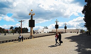 Peregrinos no recinto de oração do Santuário de Fátima