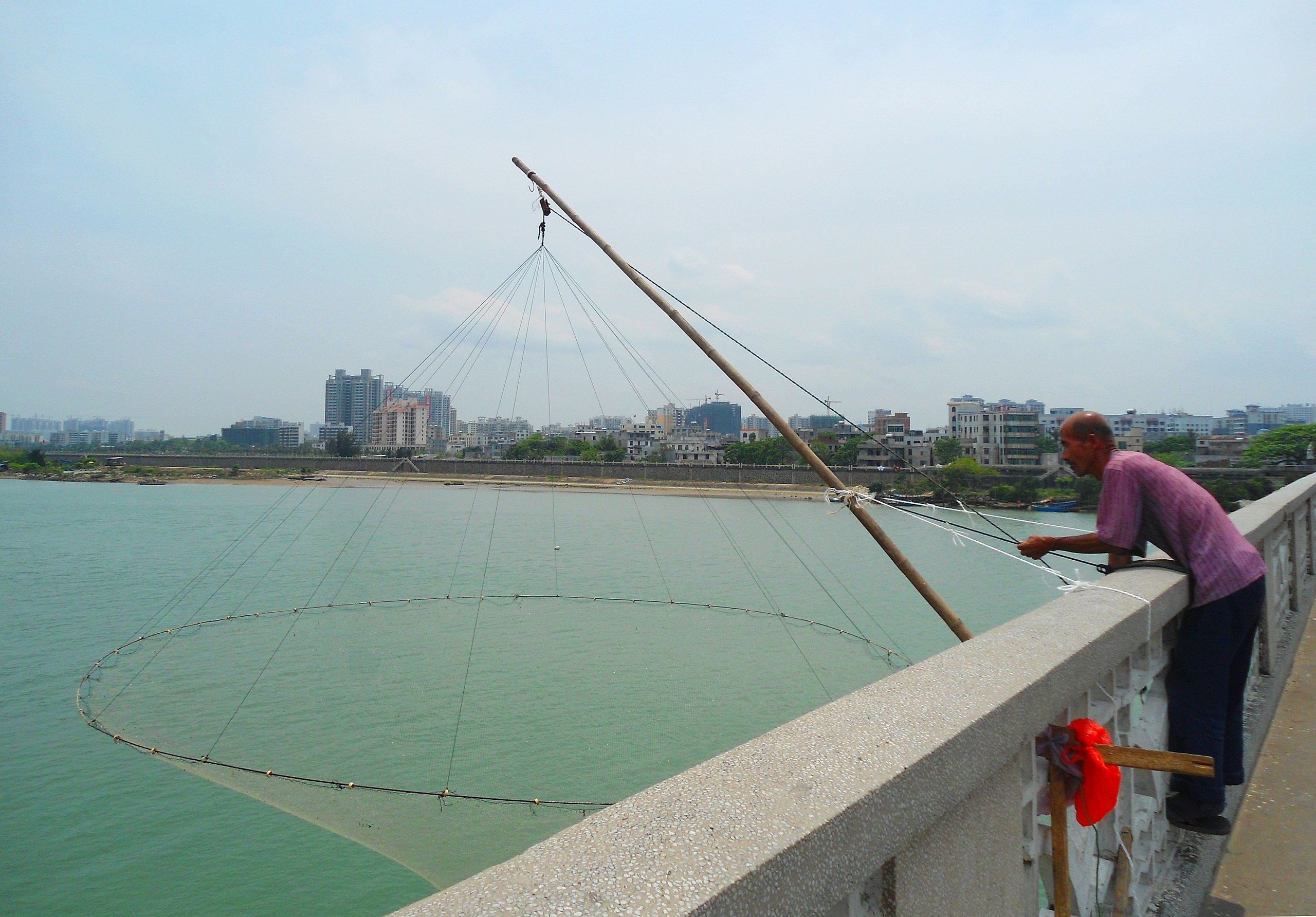 https://upload.wikimedia.org/wikipedia/commons/thumb/e/ec/Shore_operated_lift_net_fishing_on_Nandu_River_01.jpg/2560px-Shore_operated_lift_net_fishing_on_Nandu_River_01.jpg