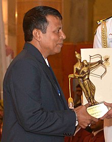 Shri Bishweshwar Nandi receiving the Dronacharya Award for the year 2016 for Gymnastics.jpg