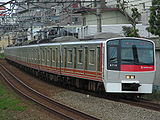 旧塗装時代の8710F （2007年4月22日 希望ヶ丘駅 - 二俣川駅間）