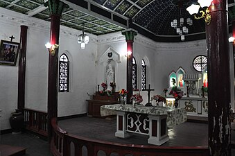 Altar de la iglesia de Santa Ana de Mosimién