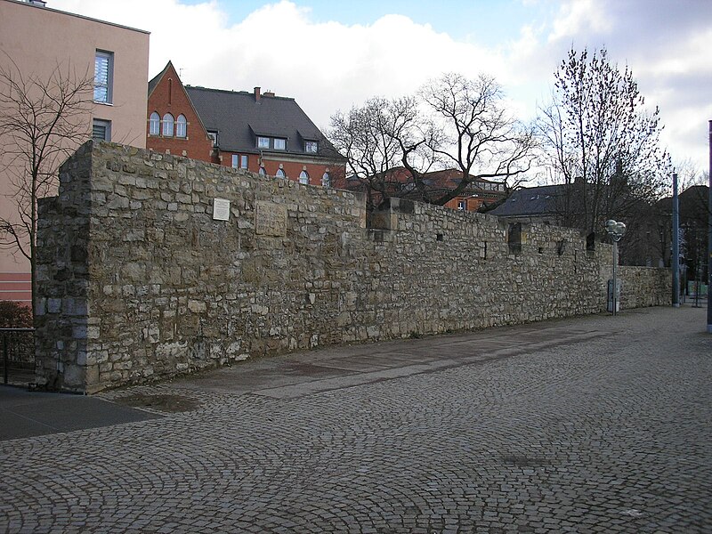 File:Stadtmauer Brühl Erfurt.JPG
