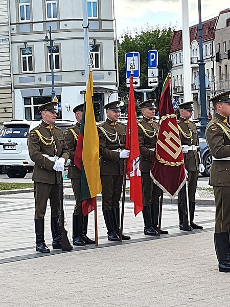 File:Standard-bearers of the Lithuanian Armed Forces in Cathedral Square in Vilnius, Lithuania.jpg