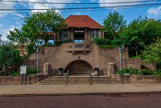 <span class="mw-page-title-main">Forest Hills station (LIRR)</span> Long Island Rail Road station in Queens, New York