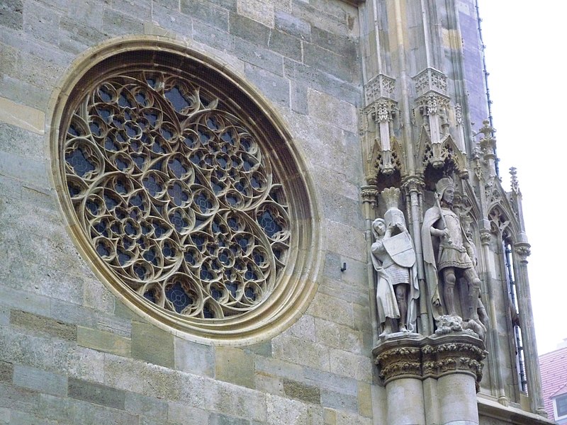 File:Stephansdom Westfassade Stifterfigur Rudolf und Rosette.JPG