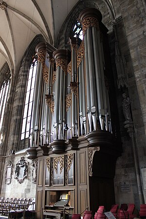 Stephansdom Wien Domorgel seitlich 01.jpg