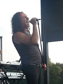 Augeri actuando en Mt Airy, NC en julio de 2013